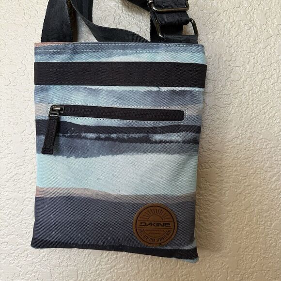 Dakine Jive Crossbody Bag Shoulder Purse Adjustable Strap Blue Stripe - Picture 2 of 7